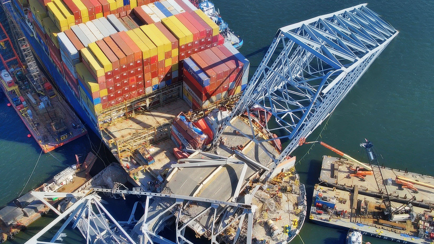 Widok z lotu ptaka na zniszczony most Key Bridge przed usunięciem 50 000 ton gruzu; zdjęcie udostępnione przez Alejandro Rivera dzięki uprzejmości amerykańskiej straży przybrzeżnej